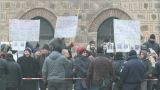 Стотици посрещнаха с овации Радев и Йотова на „Дондуков 2” 