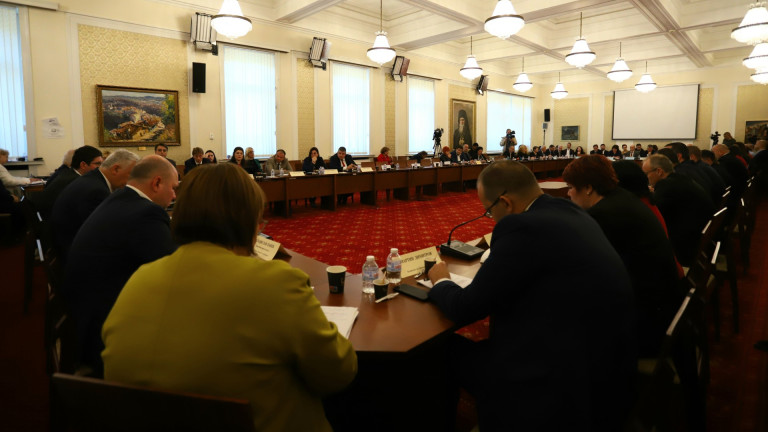 Бюджетната комисия одобри удължителния бюджет, предложен от служебния кабинет, въпреки