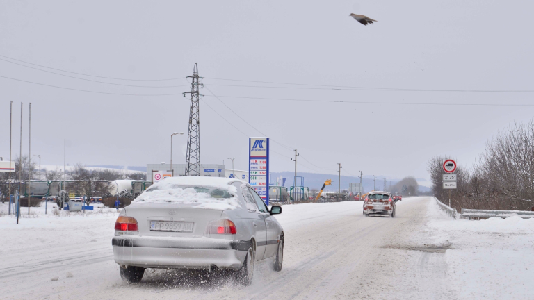 Поледица причини верижна катастрофа с шест коли в Хасково, съобщава
