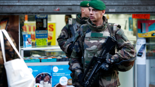 Застреляха атентатор, опитал да нахлуе в парижко полицейско управление