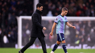 Арсенал продължава да преследва първото място в Премиър лийг независимо