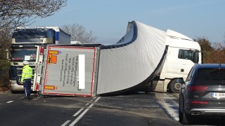 Камион се обърна на главен път Е 79 край Дупница съобщава