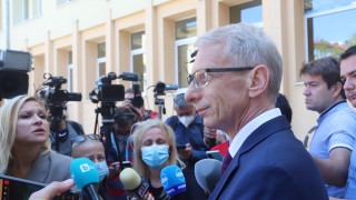 Николай Денков няма да се подпише под задължителна ваксинация за учители
