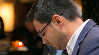 Журналистът Светослав Иванов раздава автографи два часа