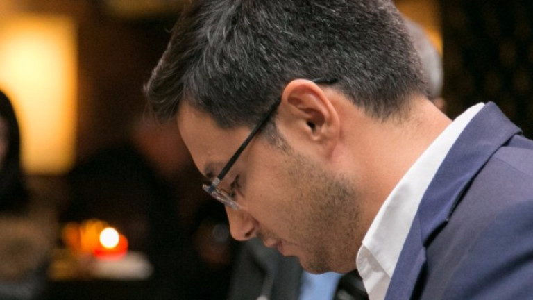 Журналистът Светослав Иванов раздава автографи два часа