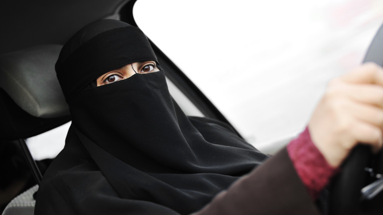 Саудитска Арабия позволява на жените да управляват камиони и мотоциклети