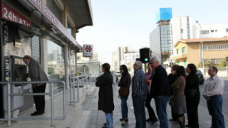 Кипърските банки започнаха работа със строги ограничения