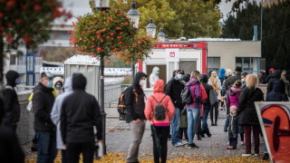 облекчава строгите мерки след обявено за успешно масово тестване на