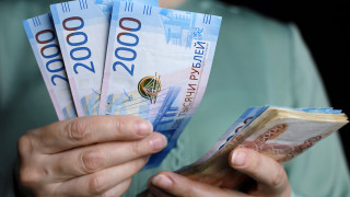 100 рубли за евро: Курсът на руската валута мина психологическата граница 