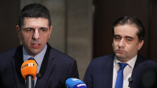 Депутати от Продължаваме промяната Демократична България обявиха в кулоарите на