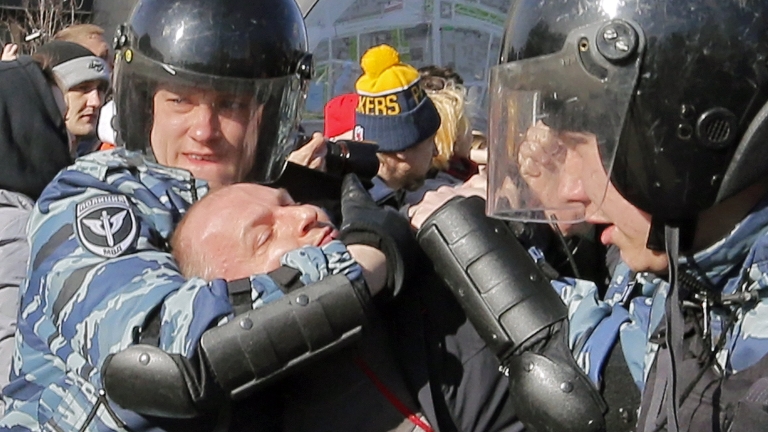 Протестиращи в Москва скандират „Срам!”, стотици арестувани