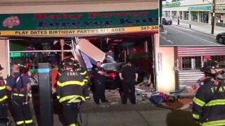 Най малко трима души са загинали след като кола се вряза