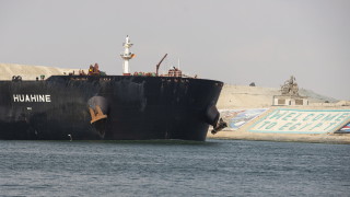 Последните кораби блокирани заради засядането на гигантския контейнеровоз в Суецкия