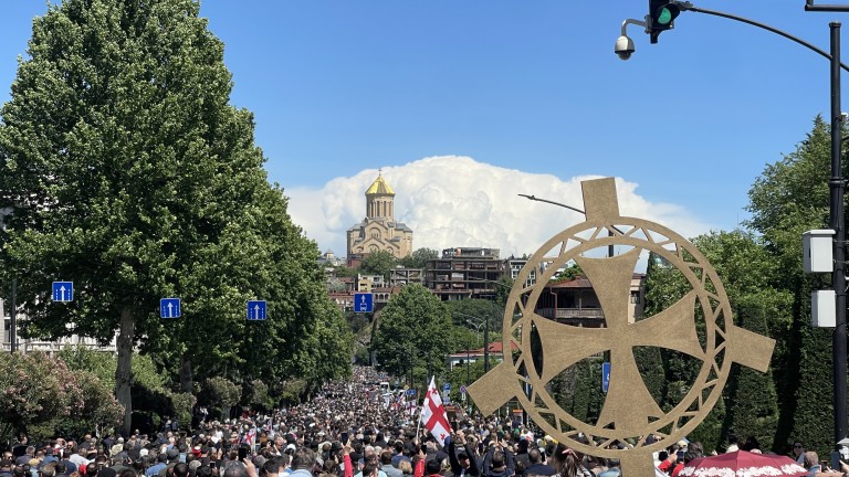 В петък хиляди грузинци, водени от православни християнски духовници, отбелязаха