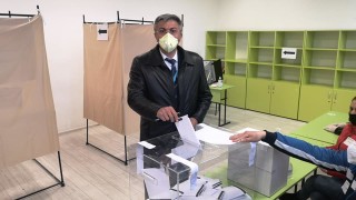 Ахмед Доган и Мустафа Карадайъ гласуваха с хартиена бюлетина