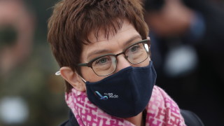 Германският министър на отбраната Анегрет Крамп Каренбауер предполага че когато новата