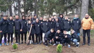 Момчетата на Росен Маринов от формацията Лудогорец U14 засадиха декоративни
