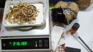 Митнически служители откриха златни бижута с общо тегло 4558 грама