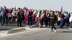 Пети ден миньорите и енергетиците не вдигат пътните блокади