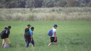 Група от шестима нелегални мигранти задържа кметът на село бургаското