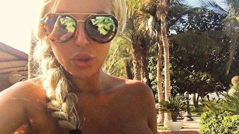 Андреа мие колата си с минерална вода