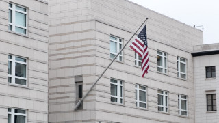 Въоръжен мъж откри стрелба по посолството на Съединените щати в