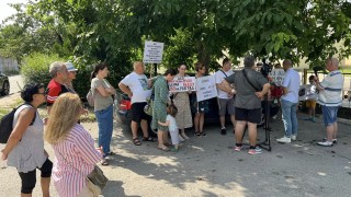 Жители на Разград излязоха на протест заради остри задушливи миризми
