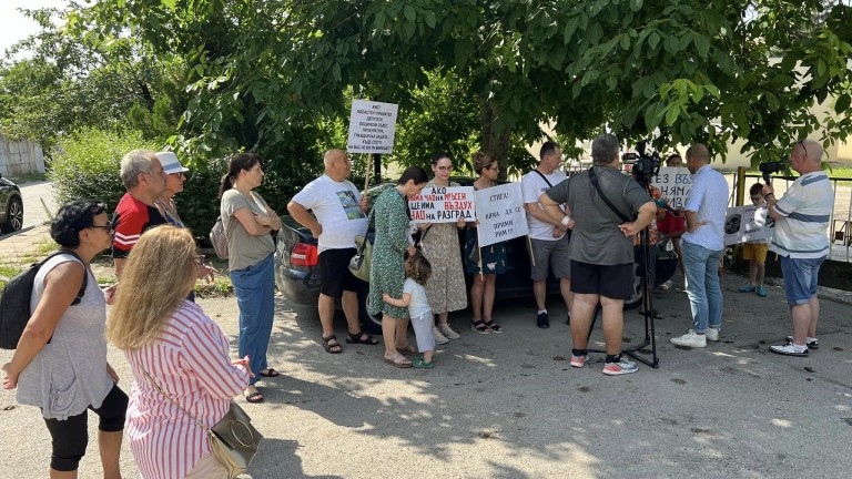 Жители на Разград излязоха на протест заради остри задушливи миризми,