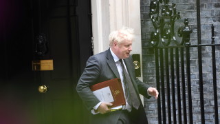 Британският премиер Борис Джонсън понижи външния си министър Доминик Рааб