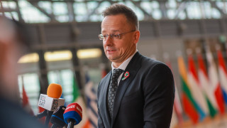 Унгарският външен министър Петер Сиярто призна че разговарял с колегите