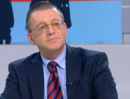 Какво прави военният министър в Алжир, когато тук хвърчат оставки, коментира Ноев
