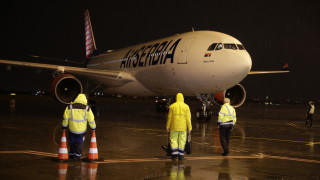 Самолет на Air Serbia със 125 пътници и петима членове