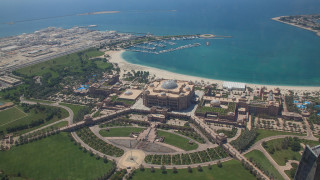 Построен в пустинята град Абу Даби столицата на Обединените арабски