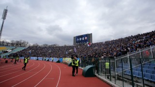 Феновете на Левски продължават да подкрепят любимия си клуб Днес