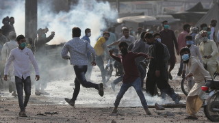 Ислямистки екстремисти се врязаха с камион с експлозив в полицейски