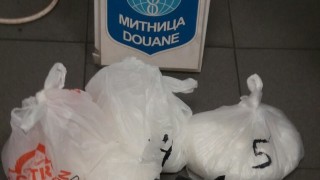 Митничари откриха 4 5 кг метамфетамин в шофьорската кабина на камион