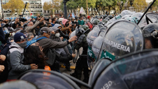 Сблъсъци между протестиращи и полицията по време на протест в