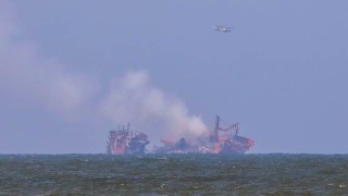 Снаряди удариха танкер край Катар, избухна пожар