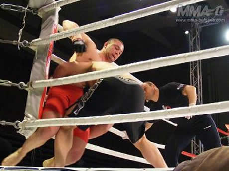 Уникален жест! Парализиран наш боец даде дарени за него пари на малко момиченце