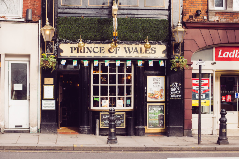 Лондонски пъб на име "Принцът на Уелс"