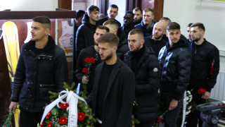 Футболистите и спортно техническият щаб на ЦСКА начело с треньорът Саша