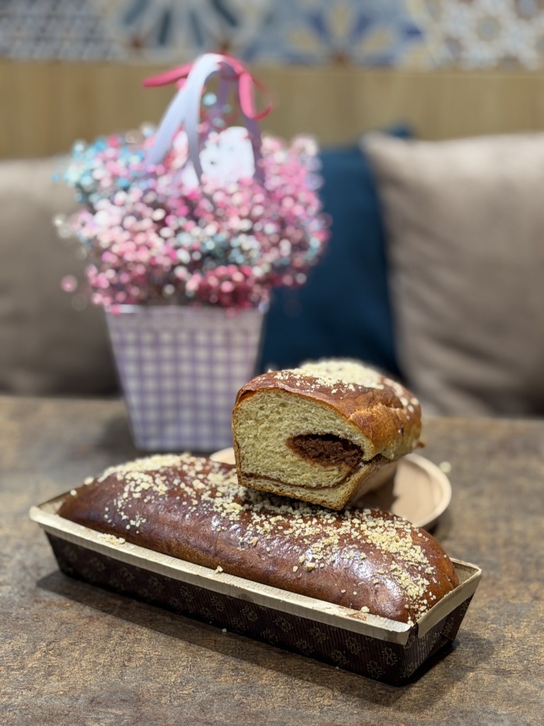 Козуначеното руло с шипков мармалад и орехи на Tita & Yoyo Bakery