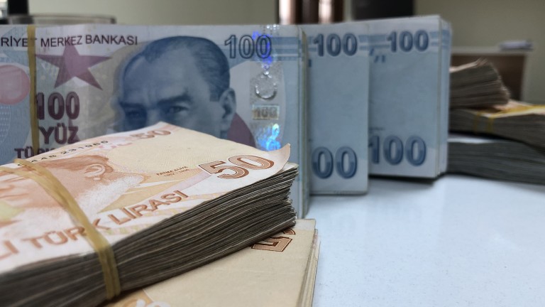 Турската лира достигна рекордно ниско ниво от 17,17 спрямо долара,