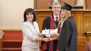 Председателят на Народното събрание Цвета Караянчева връчи дипломите на студентите по