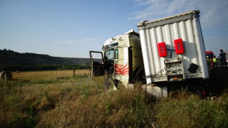 Тир се блъсна в стена на тунел по ЛОТ2 на АМ "Струма"