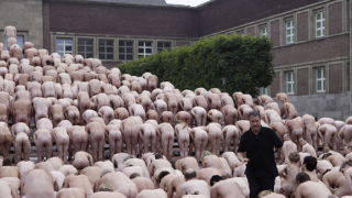 Американец разсъблича хиляди за масови голи фотографии