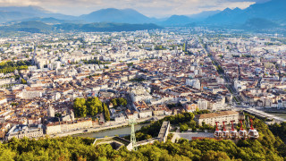 Двама братя са спасени от опожарен апартамент във френския град