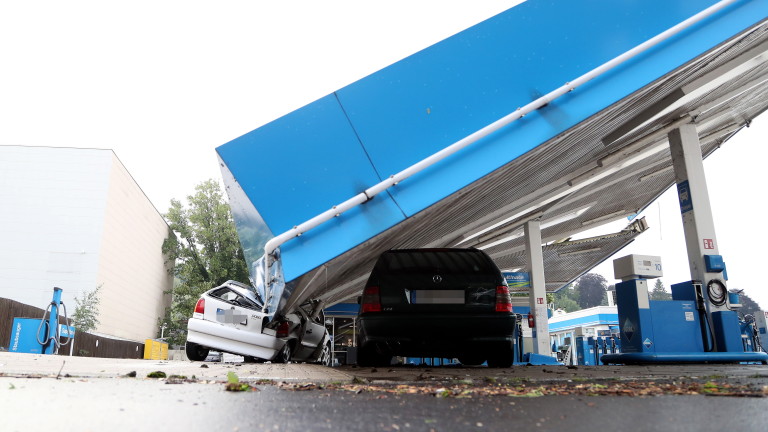 Ураганен вятър срути покрив на бензиностанция. Инцидентът е станал в
