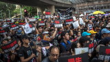  Хиляди, облечени в черно, упорстват водачът на Хонконг да се отдръпна 