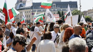 Десетки граждани на протест срещу въвеждането на еврото пред БНБ 